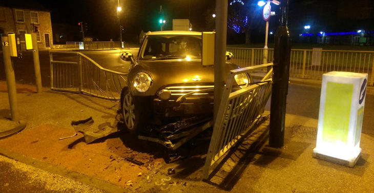 El coche se llevó por delante las vallas de la calle