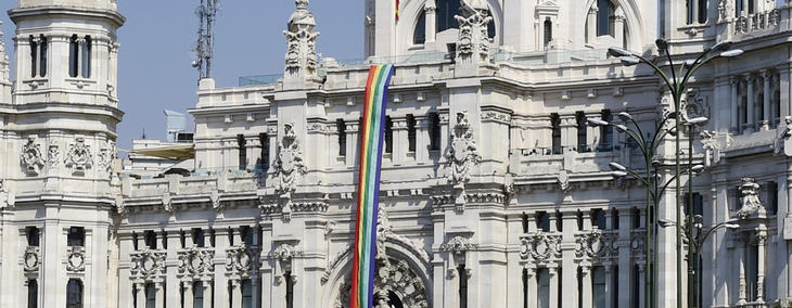 Bandera gay en el Ayuntamiento de Madrid, en junio