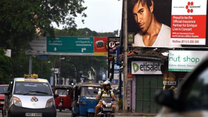 Un cartel en Sri Lanka anunciando el concierto de Enrique Iglesias