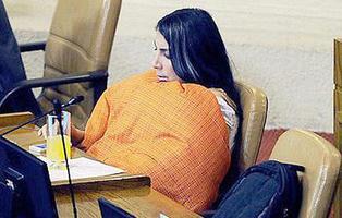 Una congresista acude al Parlamento entre mantas y edredones