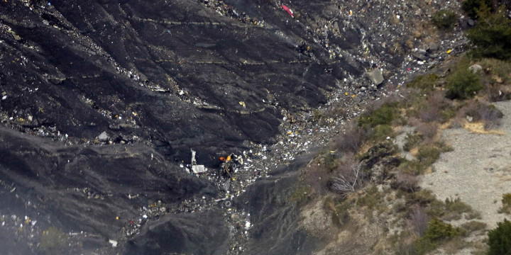 Restos del avión estrellado