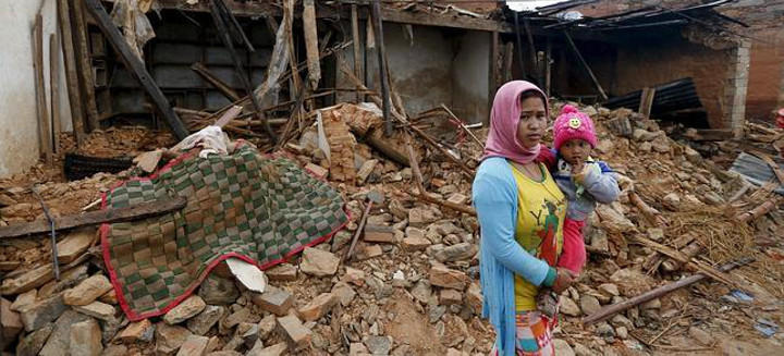 Una mujer y su hijo tras el terremoto de Nepal