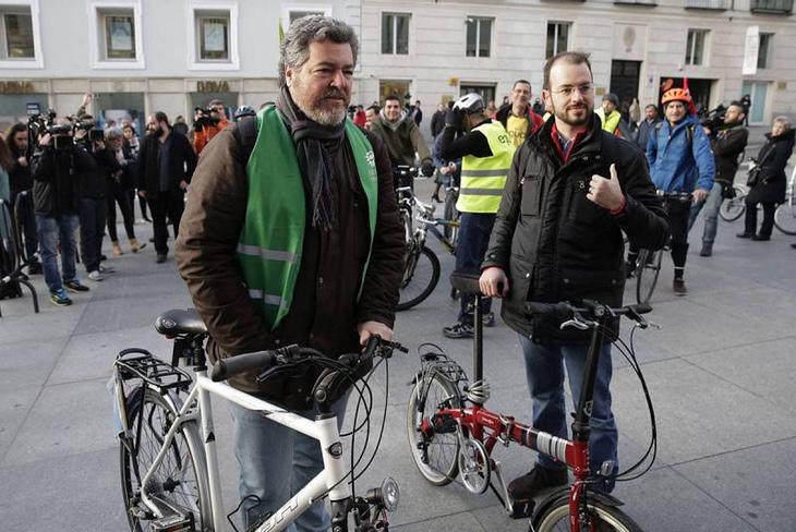 Juantxo López de Uralde y Jorge Luis Bail llegan en bici al Congreso (Emilio Naranjo, EFE)