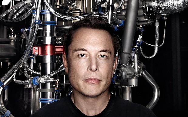 Elon Musk delante de un montón de COSAS TECNOLÓGICAS