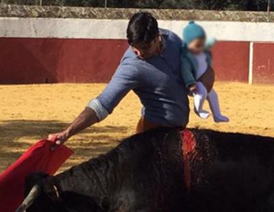 La foto de Fran Rivera con su bebé, convertida en asunto de Estado