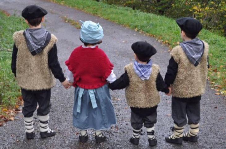 Lucía con sus hermanos (Foto: El Mundo)