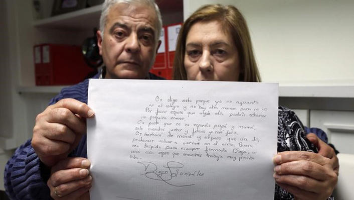 Los padres de Diego con su carta de suicidio