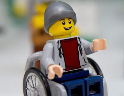 Lego lanzará una figura de un joven en silla de ruedas