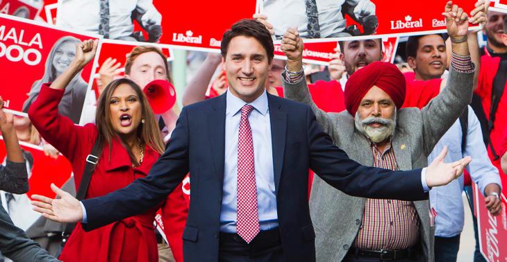 Trudeau, rodeado de sus colegas de partido durante la campaña