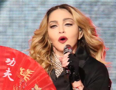 Lo ha vuelto a hacer: Madonna sufre un nuevo accidente con una capa sobre el escenario