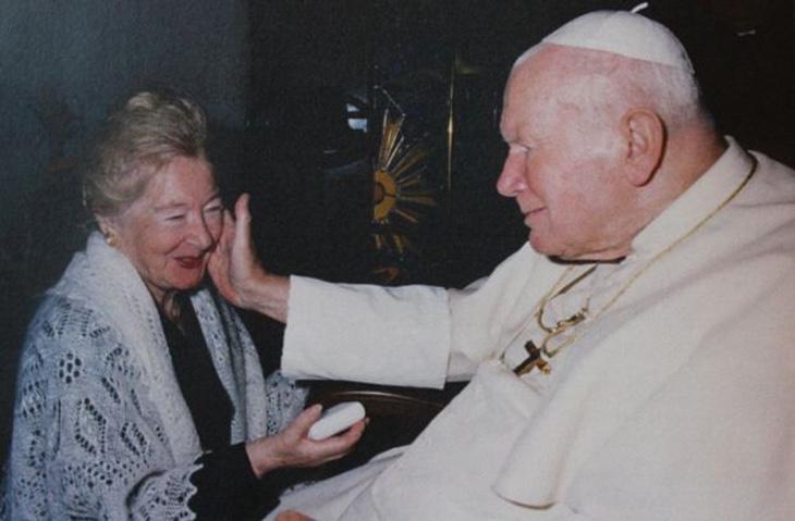 El Papa recibe a Anna-Teresa en El Vaticano (Foto: BBC)