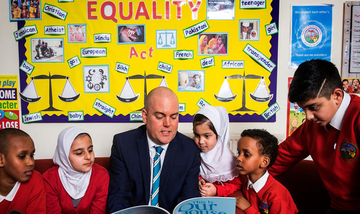 Andrew Moffat enseñando a sus alumnos (Foto: David Sillitoe, The Guardian)
