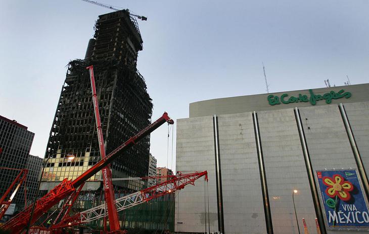 El Windsor, tras el incendio de 2005