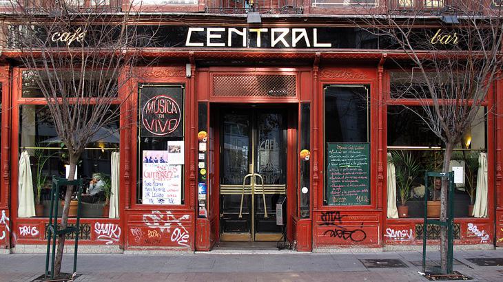 El Café Central, detrás de la plaza de Santa Ana