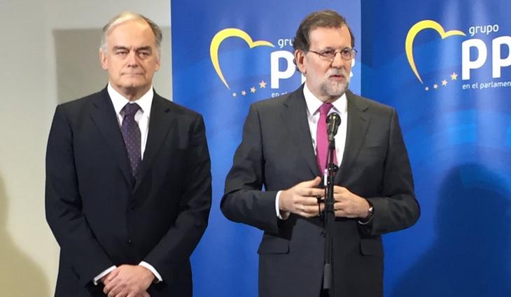 Rajoy y González Pons atienden a los medios en Bruselas