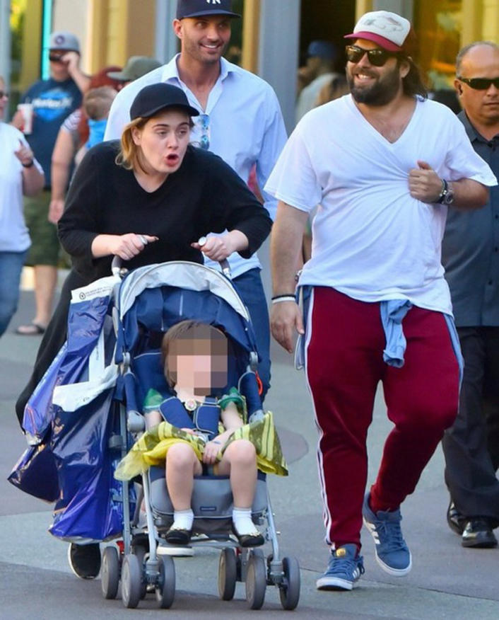 Adele, su pareja y su hijo en Disneyland