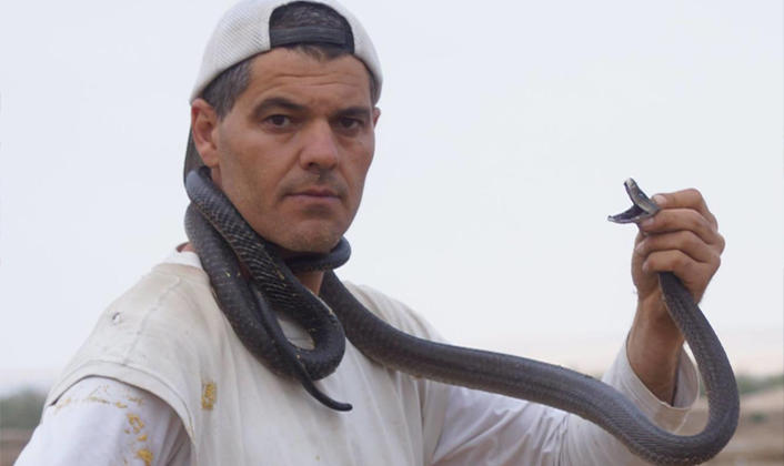 Frank Cuesta y una peligrosa serpiente