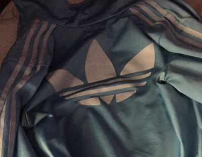 Vuelve la discusión, ¿de qué color es esta chaqueta de Adidas?