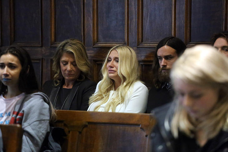 Kesha al escuchar la desestimación de su demanda