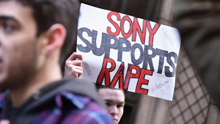 Pancarta contra Sony en una concentración de fans de Kesha