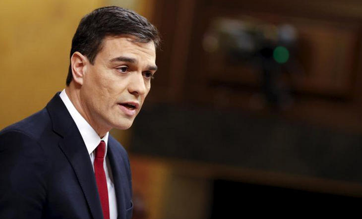 Pedro Sánchez, con una bonita corbata burdeos