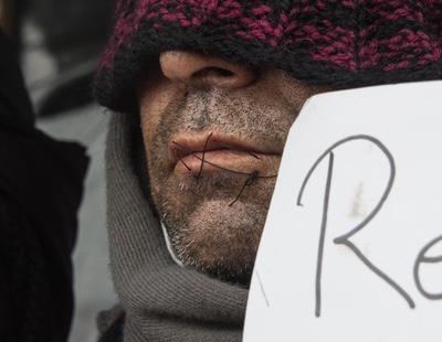 8 refugiados se cosen la boca en protesta por el desalojo en Calais