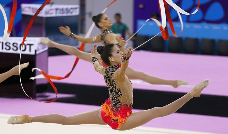 El equipo de gimnasia rítmica durante un ejercicio de cinta