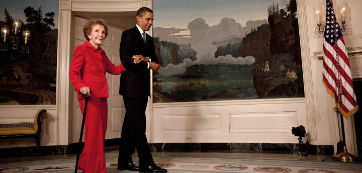 Nancy Reagan junto a Obama