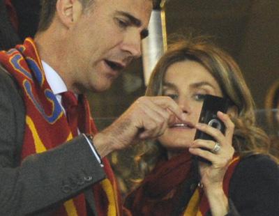 Al descubierto los mensajes de Felipe, Letizia y su 'compi yogui' de las tarjetas black