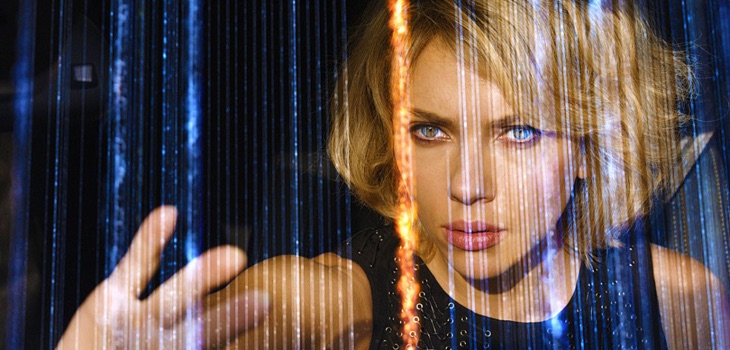 A Scarlett Johansson no le sobra cerebro en 'Lucy'