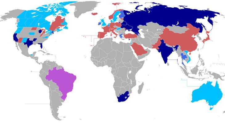 En azul oscuro, los países donde la gestación subrogada es legal (Wikipedia)