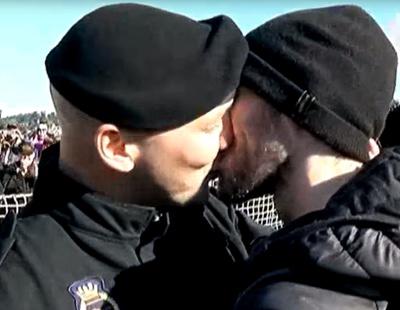 El beso entre un marinero y su novio que ha dado la vuelta al mundo