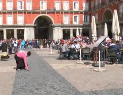 Humillante trato de los hinchas del PSV a mujeres que pedían limosna en Madrid