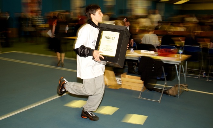 Niños corriendo con urnas por la calle, así son las elecciones británicas