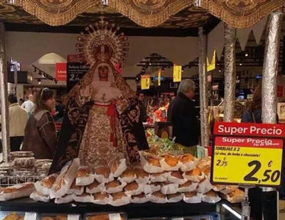 La virgen de cartón que vende torrijas en un supermercado está desafiando la fe de los más devotos