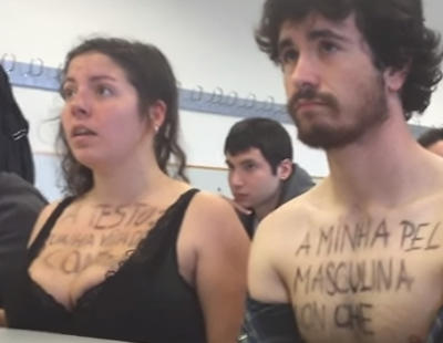 Protesta en sujetador en la Universidad de Santiago contra un profesor sexista