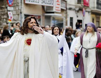 Prohíben a un Jesús Resucitado gay salir en una procesión por 'ostentoso'