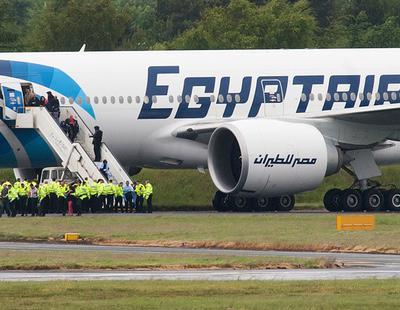 Un 'terrorista' con un 'cinturón de explosivos' secuestra un vuelo de Egyptair