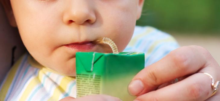 A menudo les damos estos zumos a los niños pensando que son sanos