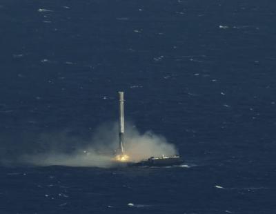 SpaceX consigue por fin hacer aterrizar un cohete en el mar