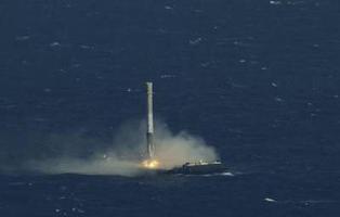 SpaceX consigue por fin hacer aterrizar un cohete en el mar