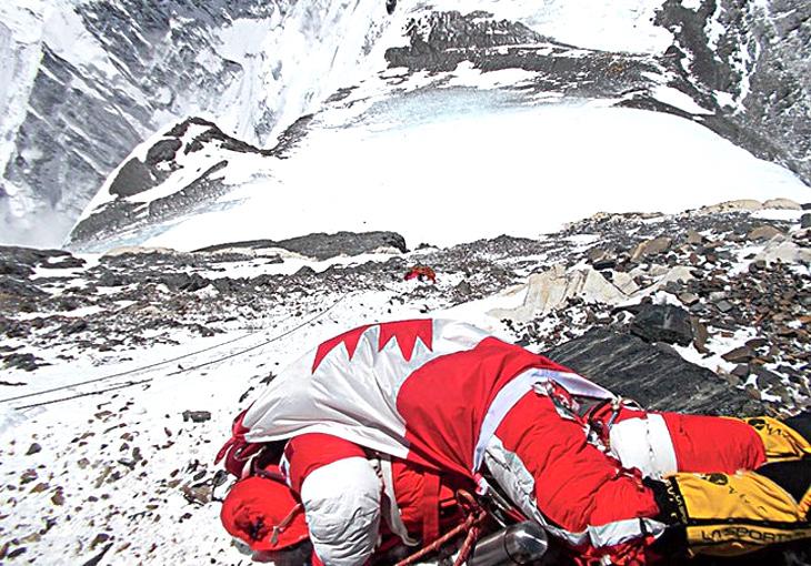 El cadáver de Shriya cubierto con la bandera canadiense