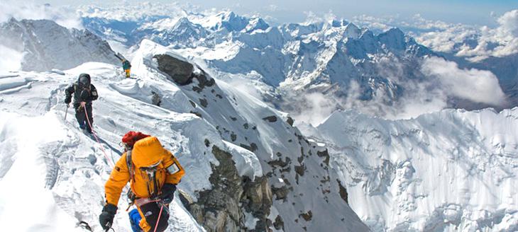 Las subidas al Everest se han masificado desde los años 90