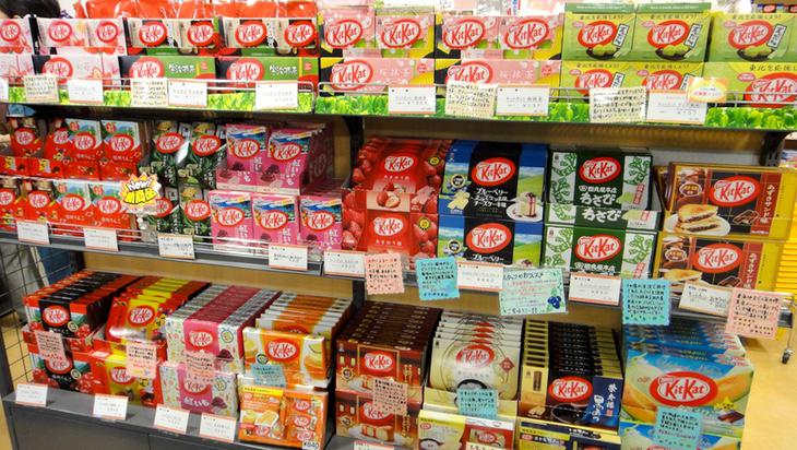 La típica estantería de Kit Kat en Japón