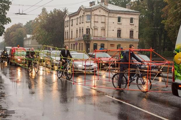 Lo que ocupa un coche vs. Lo que ocupa una bici