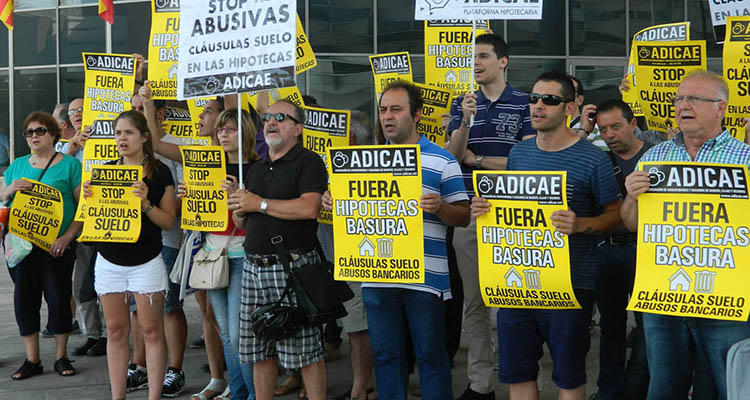 Manifestación contra la claúsula suelo