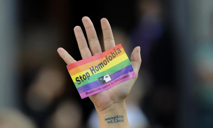 Una pegatina contra la homofobia en una manifestación