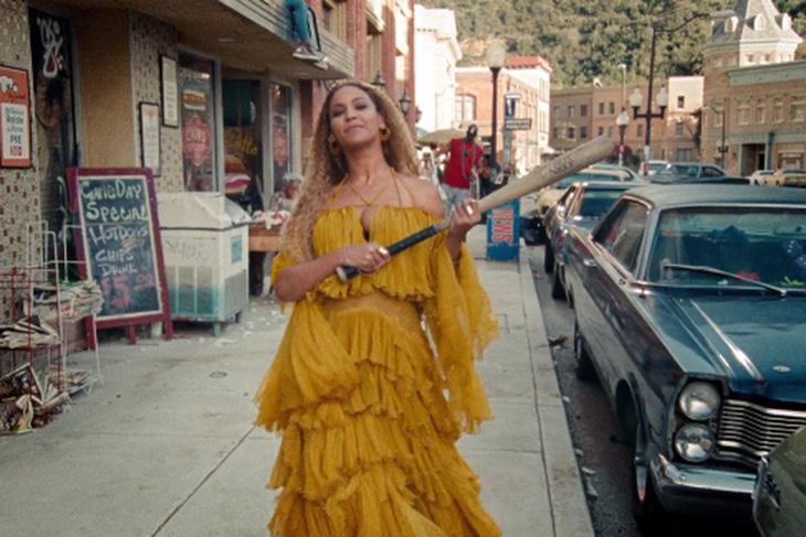 'Hot sauce in my bag' cantaba Beyoncé en 'Formation'. En el vídeo de 'Hold up' descubrimos que 'hot sauce' es un bate de béisbol donde destroza todo