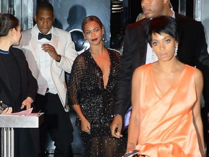 Momentos después de la pelea en el ascensor entre Solange y Jay Z. Como veis, Beyoncé salió del ascensor planeando su venganza