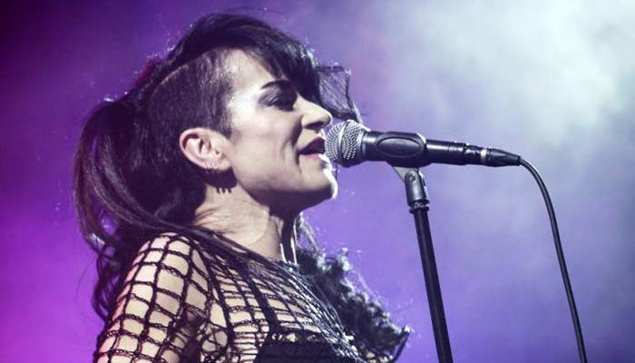 Ana Curra sigue dándole al punk, 30 años después